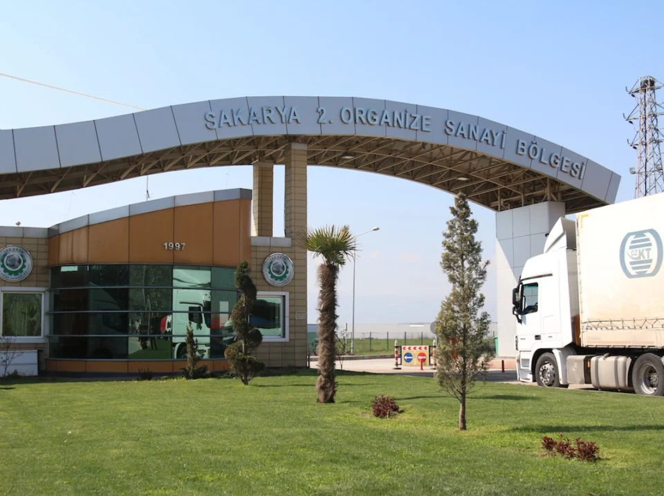 sakarya organize sanayi bölgesi giriş kapısı ve lojistik tır
