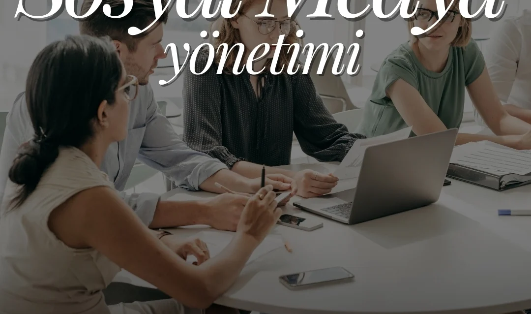 Modern ofiste strateji toplantısı yapan ekip—sosyal medya yönetimi, haftalık plan ve anlık rapor odaklı.