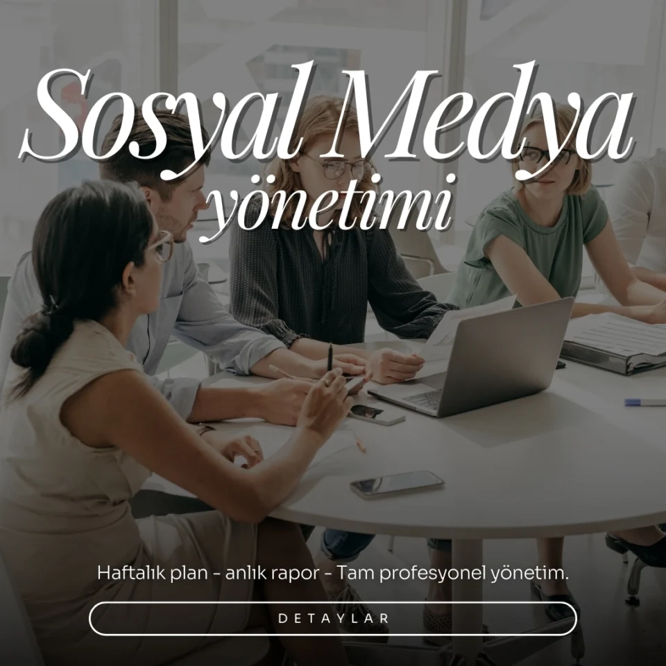 Modern ofiste strateji toplantısı yapan ekip—sosyal medya yönetimi, haftalık plan ve anlık rapor odaklı.