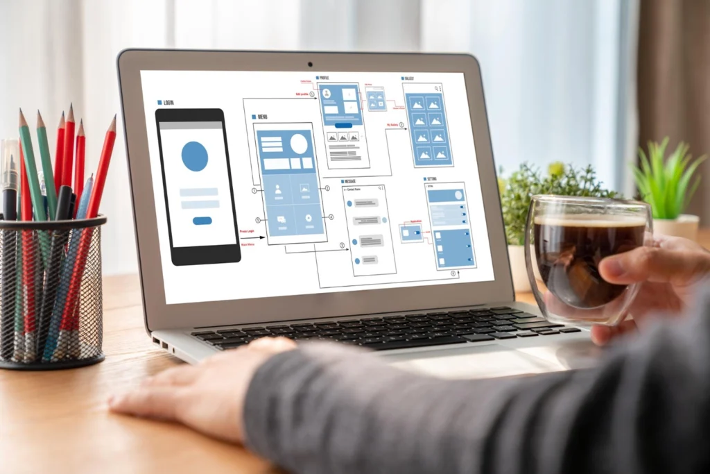 Dizüstü bilgisayarda mobil uygulama ekran akışları ve wireframe şemaları