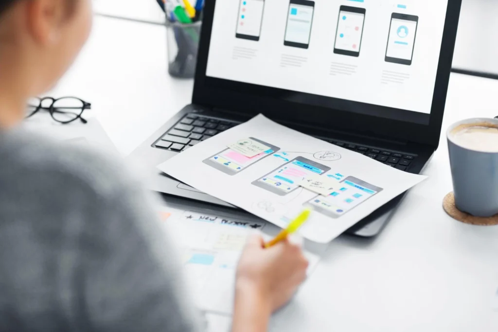 Dizüstü yanında baskı prototipler ve notlarla mobil arayüz prototipleme UI/UX Tasarımı Nedir?