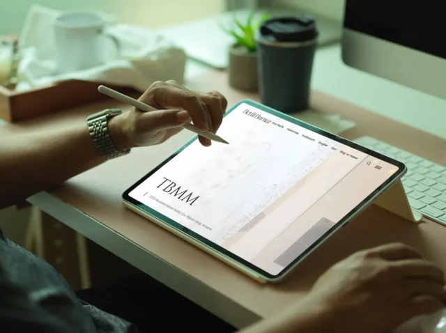 Tablet üzerinde minimal website tasarımı