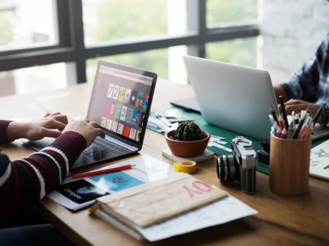 Laptopta web tasarım arayüzü görüntüsü Dijital pazarlama ajansı Sakarya Dijital pazarlama ajansı Sakarya