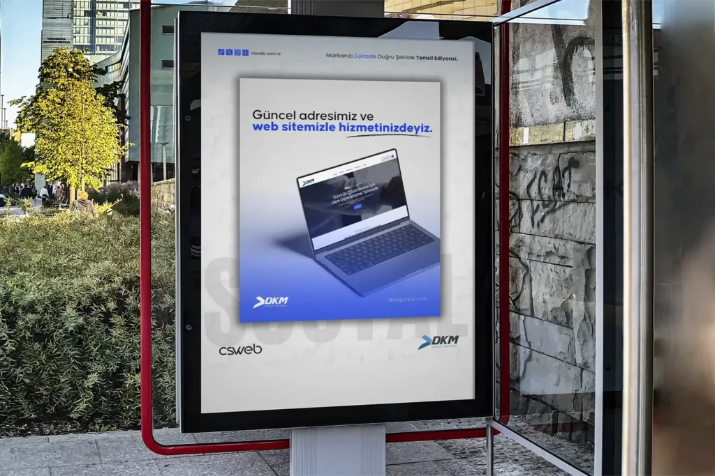 Şehir içi dijital billboardda DKM Gümrük Hizmetleri yeni web sitesi duyuru afişi, laptop görselli