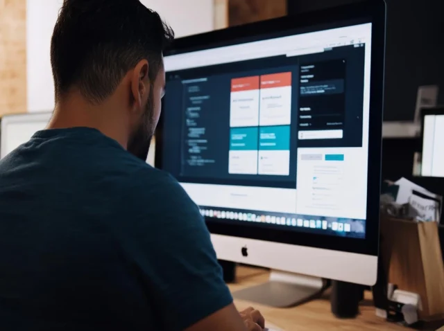 Web Dashboard Kodlama Süreci Web tabanlı panel geliştiren yazılımcı, yönetim paneli kodlarını düzenliyor
