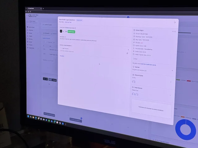 CRM Görev Detayı – İş Akışı ve Onay (2025) CRM görev detay penceresi; açıklama, kontrol listesi ve dosya yüklem alanları. CRM Sistemi Nedir