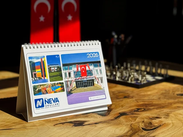 Kurumsal Takvim Tasarımı – 2026 Masa Takvimi Kapak Çalışması Kurumsal takvim tasarımı örneği – 2026 masa takvimi Neva Okulları kapak tasarımı