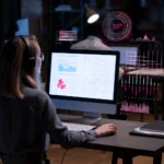 Meta Business Suite kullanarak sosyal medya analizlerini masaüstü bilgisayarda inceleyen kadın